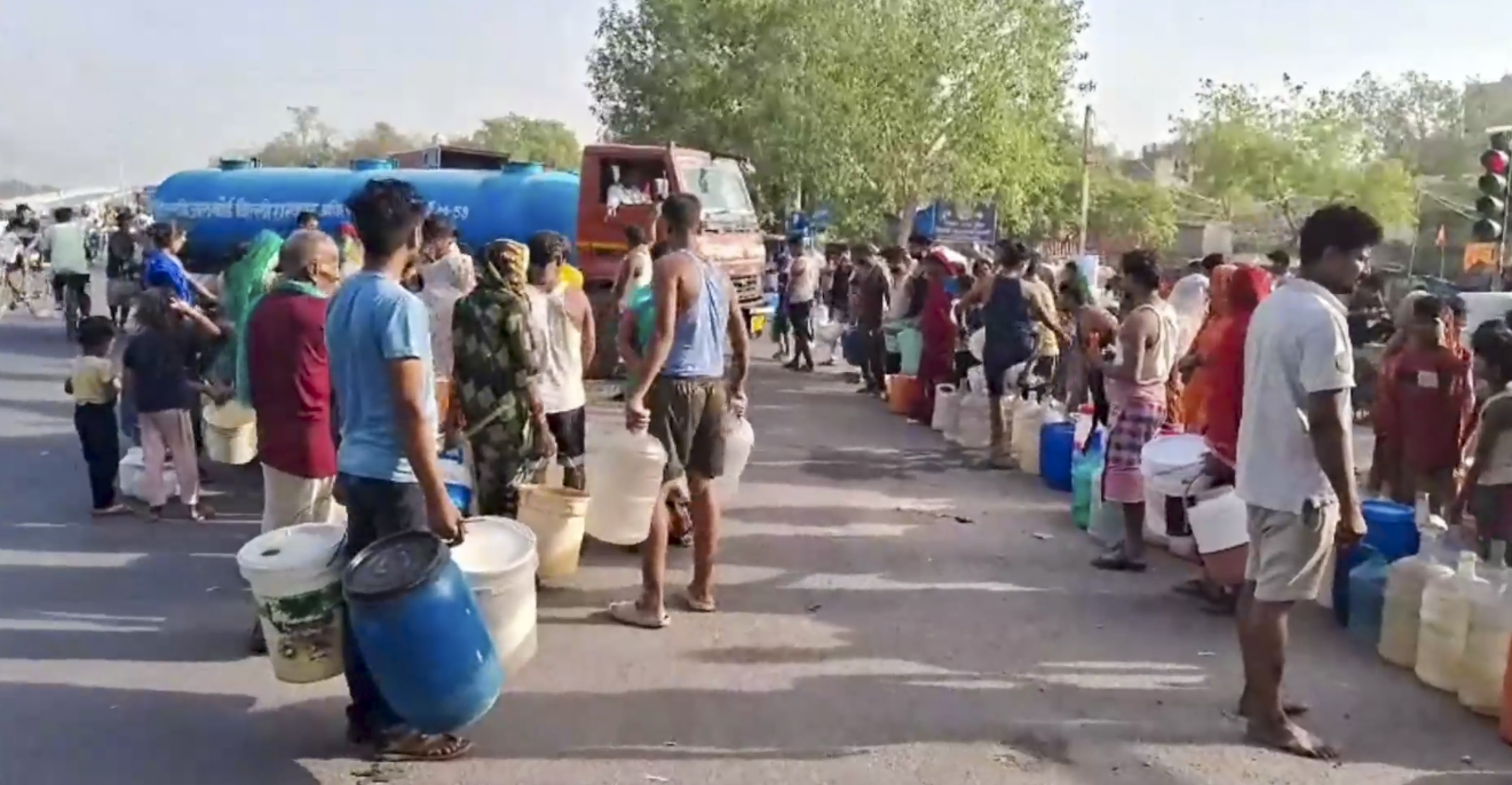 https://salarnews.in/public/uploads/images/newsimages/maannewsimage31052024_152053_delhi water crisis.jpg